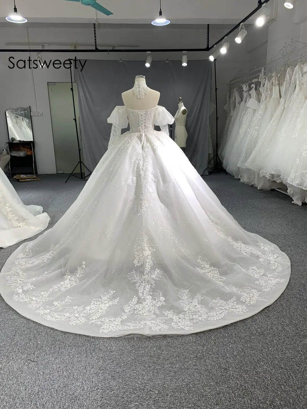 Luxury Beaded Princess Wedding Dress 2021 Lace Appliques Lace up Ball Gown Illusion Bridal Customized Vestido de Noiva
Luxury Beaded Princess Wedding Dress 2021 Lace Appliques Lace up Ball Gown Illusion Bridal Customized Vestido de Noiva