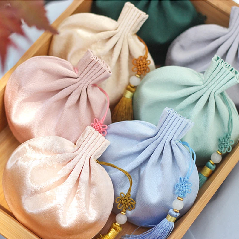 Classical Chinese Style Silk Jewelry Storage Bag Vintage Pattern Sachet Pouch Handmade Lucky Jade Tassel Pendant Drawstring Bag
Classical Chinese Style Silk Jewelry Storage Bag Vintage Pattern Sachet Pouch Handmade Lucky Jade Tassel Pendant Drawstring Bag