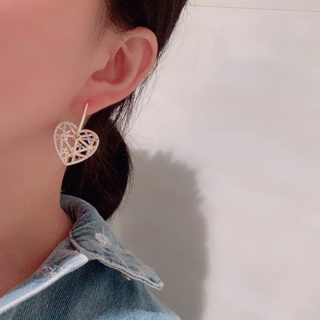 Three-dimensional love earrings asymmetric super fairy personality creative sweet ins hipster hollow flower heart-shaped earring 
Three-dimensional love earrings asymmetric super fairy personality creative sweet ins hipster hollow flower heart-shaped earring