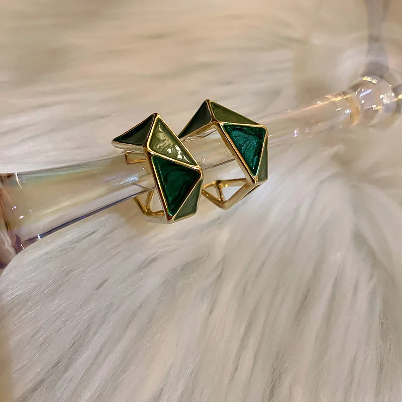 New design simple retro geometric dripping earrings Korean fashion earrings niche personality trendy earrings for women
New design simple retro geometric dripping earrings Korean fashion earrings niche personality trendy earrings for women