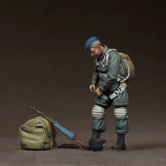 1/35 Resin Model Figure GK,World War II military theme ,Unassembled and unpainted kit
1/35 Resin Model Figure GK,World War II military theme ,Unassembled and unpainted kit