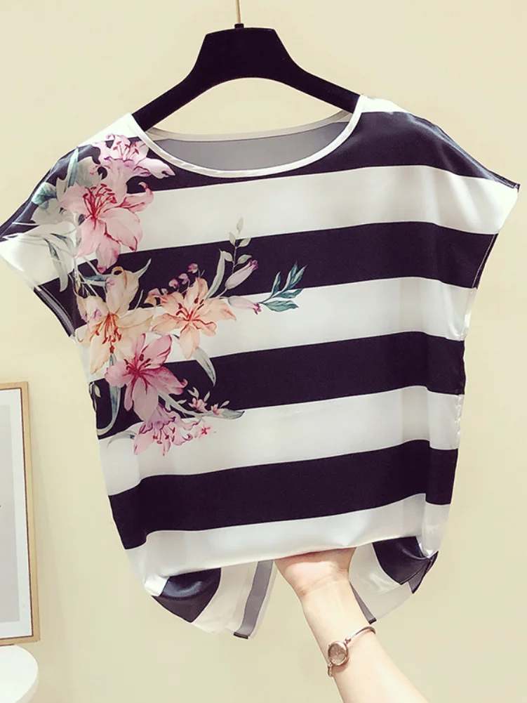 2021 Summer Black Striped Tshirt Women's Printed Thin Satin Short Sleeve T-shirts Elegant Ladies Loose-Fitting Tops Tees 
2021 Summer Black Striped Tshirt Women's Printed Thin Satin Short Sleeve T-shirts Elegant Ladies Loose-Fitting Tops Tees