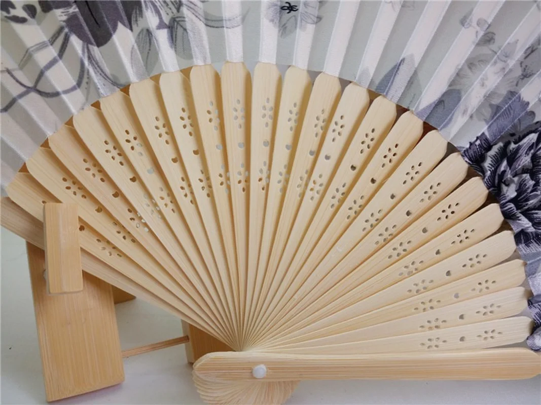 2021 bamboo antique folding fan Chinese style printing silk fan summer female dance fan portable fan hand fan durable household 
2021 bamboo antique folding fan Chinese style printing silk fan summer female dance fan portable fan hand fan durable household