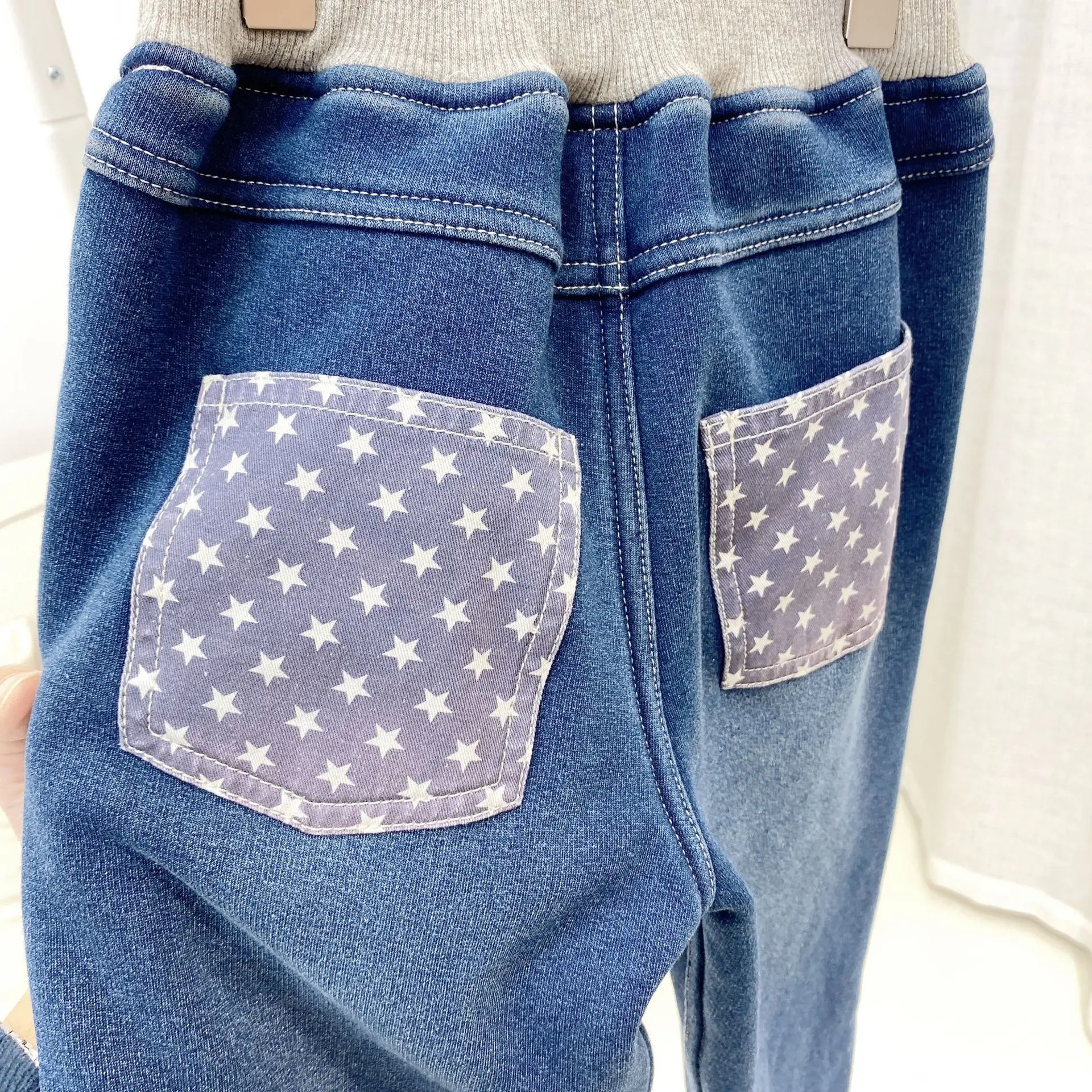 Autumn winter children's blue knitted jeans plus velvet warm and comfortable jeans simple trousers 
Autumn winter children's blue knitted jeans plus velvet warm and comfortable jeans simple trousers