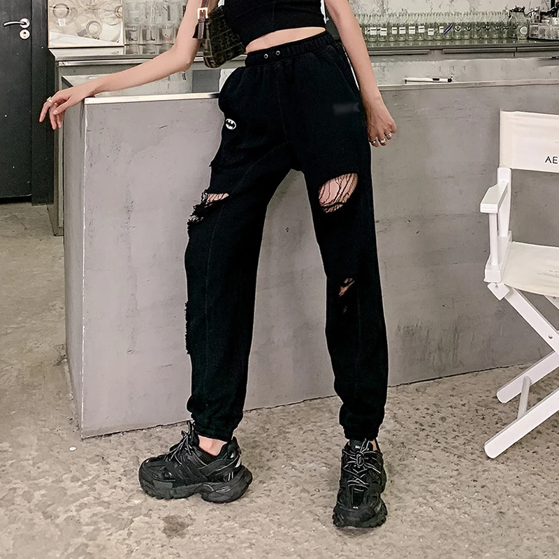 TWOTWINSTYLE Casual Patchwork Hole Pants For Women High Waist Loose White Sporty Trousers Female Fashion New Clothing Spring
TWOTWINSTYLE Casual Patchwork Hole Pants For Women High Waist Loose White Sporty Trousers Female Fashion New Clothing Spring
