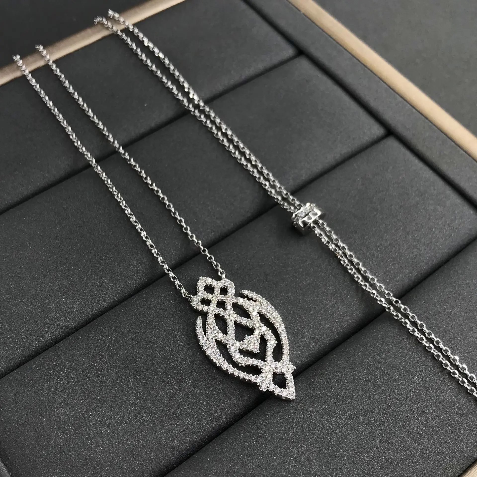S925 sterling silver January new product arabesque necklace female fashion temperament advanced simple jewelry Shiny jewelry
S925 sterling silver January new product arabesque necklace female fashion temperament advanced simple jewelry Shiny jewelry