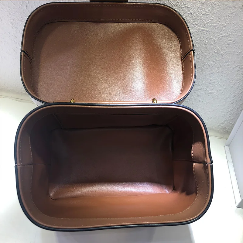 Retro contrast color large-capacity cowhide handbags ladies new fashion box-shaped lock bucket bag free shipping
Retro contrast color large-capacity cowhide handbags ladies new fashion box-shaped lock bucket bag free shipping