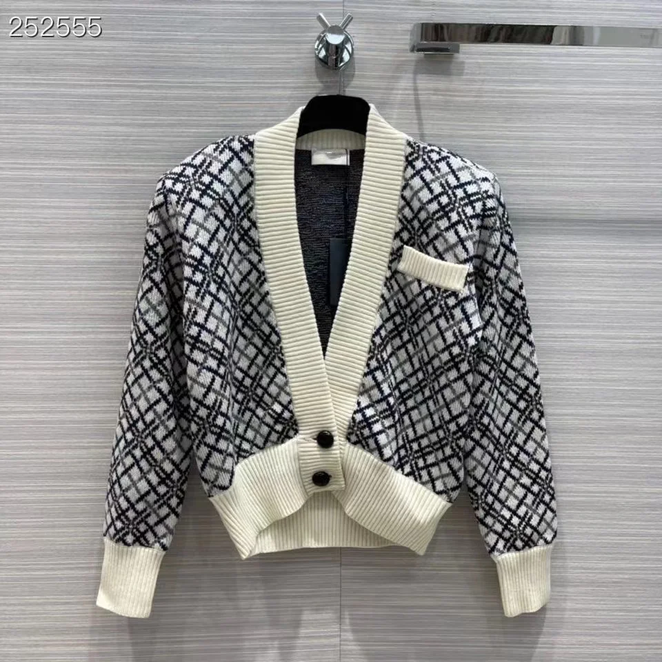 High Quality Runway Design Sweater Women 2022 Spring Knitted Plaid V-Neck Femme Cardigan Wool Sweater
High Quality Runway Design Sweater Women 2022 Spring Knitted Plaid V-Neck Femme Cardigan Wool Sweater