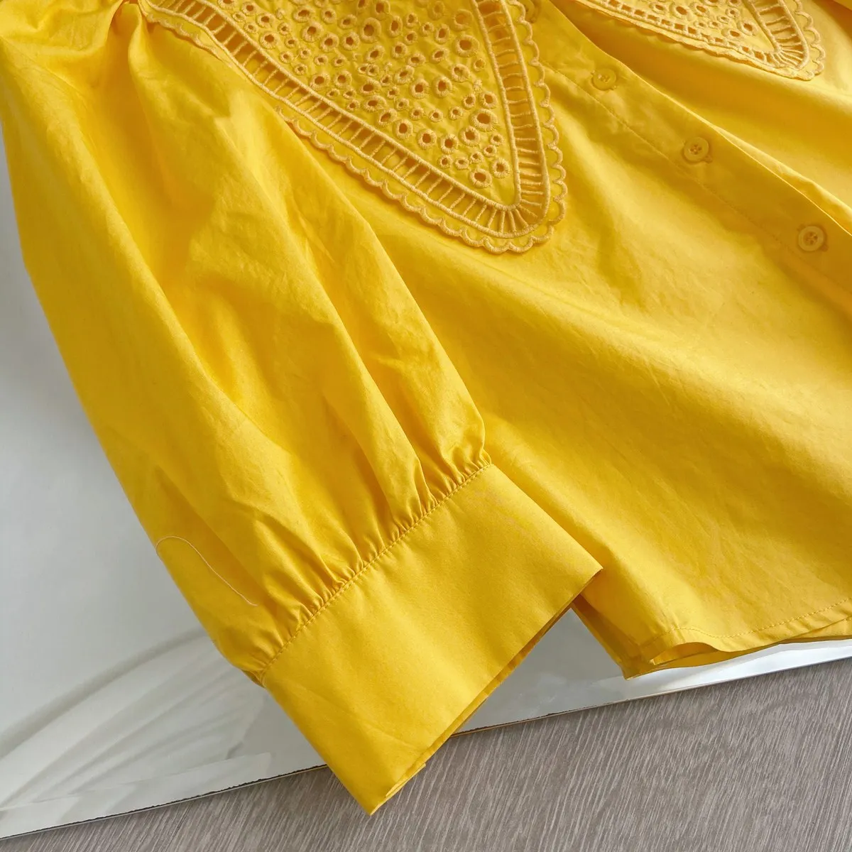 2021 Spring Summer Women's Embroidery Hollow Out Shirt Peter Pan Collar White or Yellow Puff Sleeve Female Blouses Top Clothes
2021 Spring Summer Women's Embroidery Hollow Out Shirt Peter Pan Collar White or Yellow Puff Sleeve Female Blouses Top Clothes
