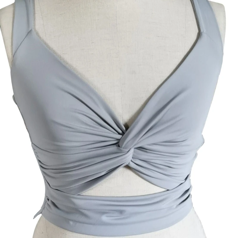 Женский укороченный топ с V-образным вырезом и пуш-ап
Женский укороченный топ с V-образным вырезом и пуш-ап