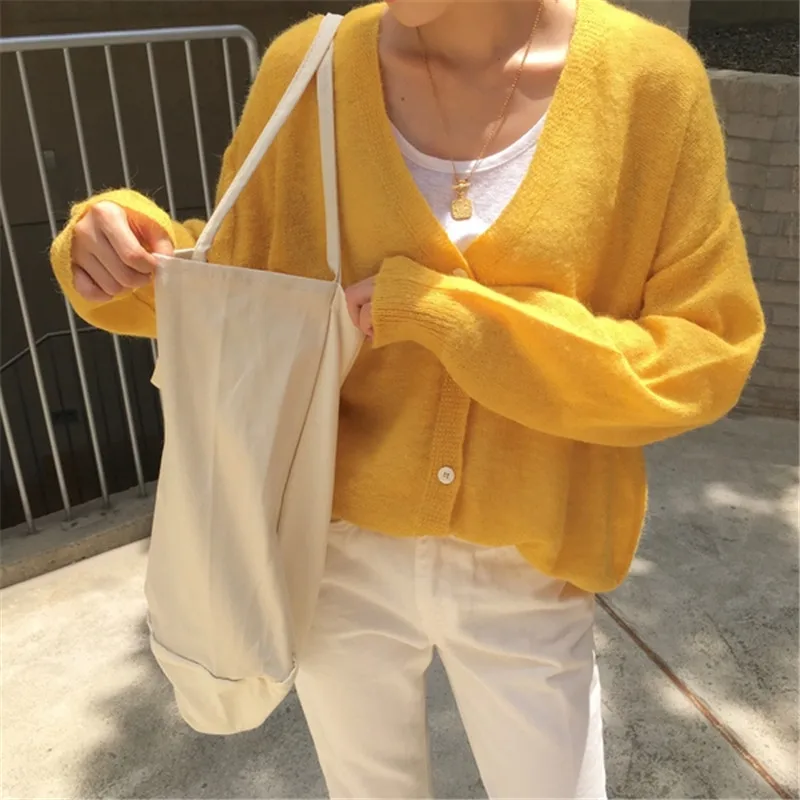 V-neck soft and lazy wool knit cardigan 
V-neck soft and lazy wool knit cardigan