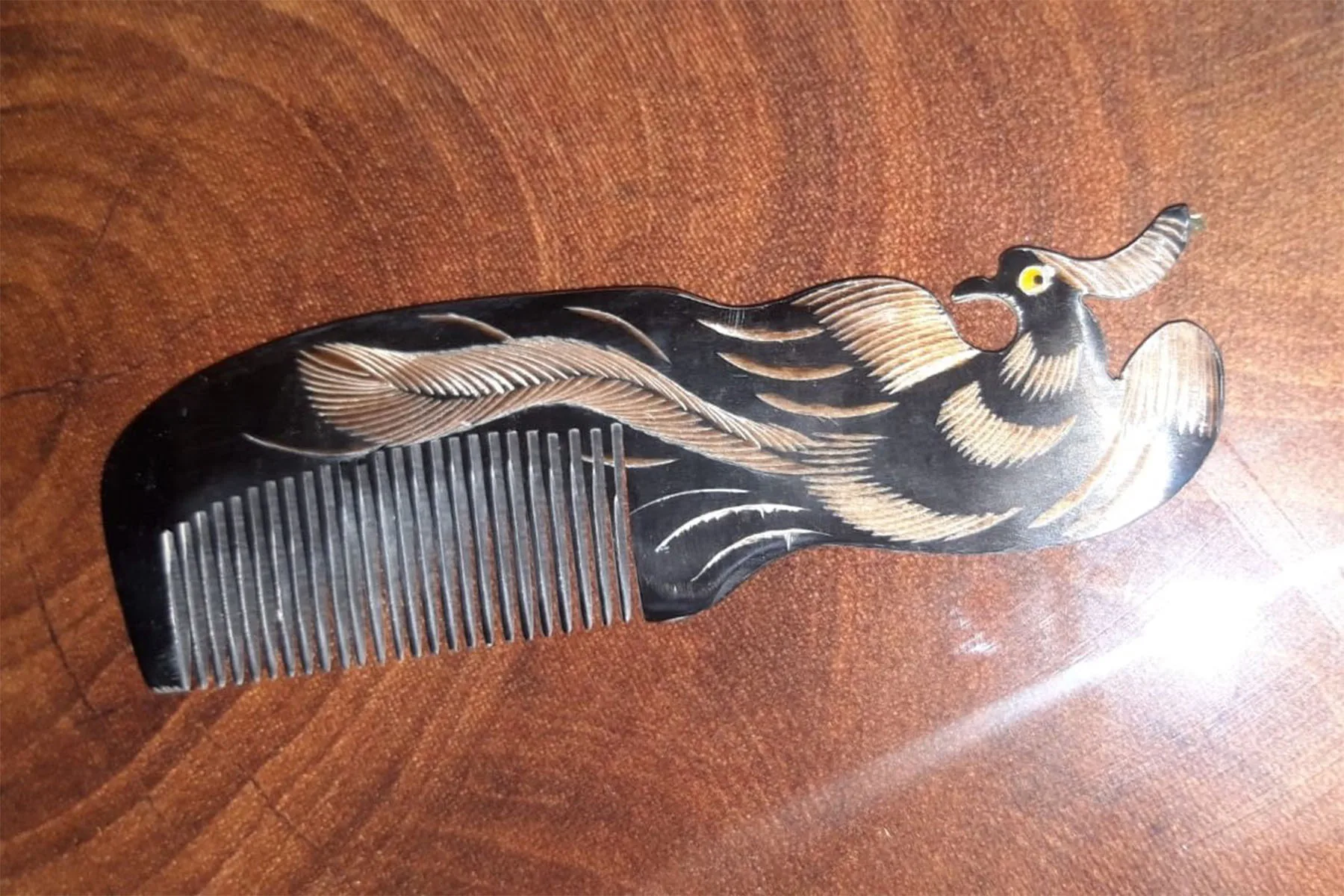 Comb made of horn bone, Nature Hair Comb, Personalized Gift, with peacook motif, hair brush, кисти, щітки, cepillo pelo
Comb made of horn bone, Nature Hair Comb, Personalized Gift, with peacook motif, hair brush, кисти, щітки, cepillo pelo