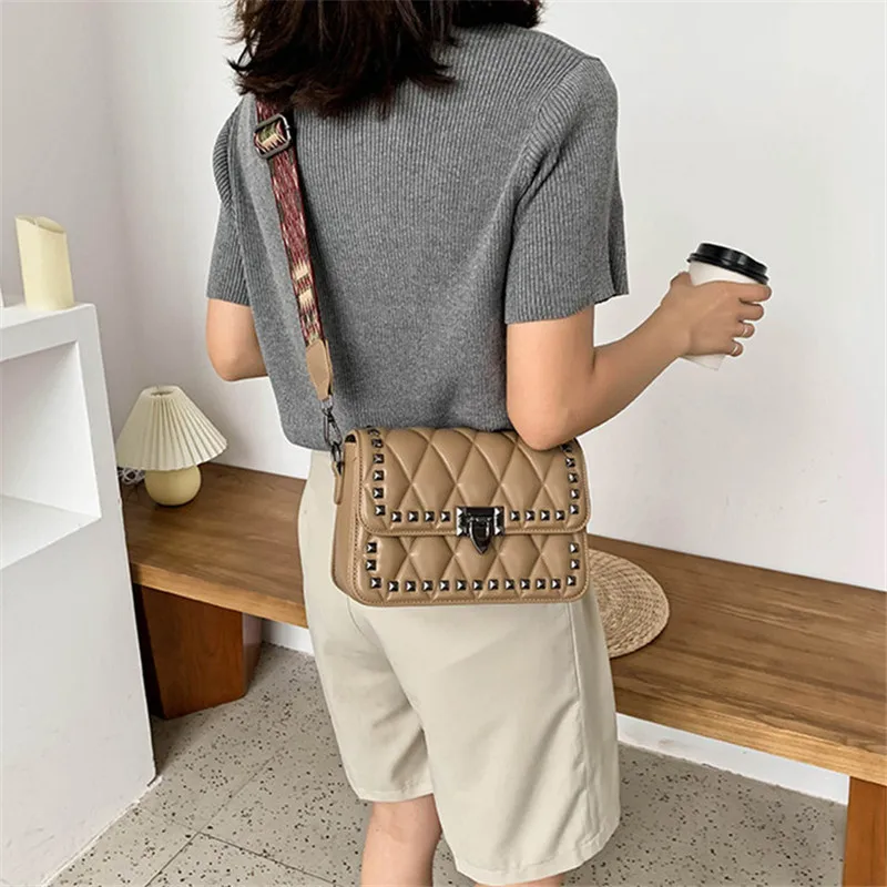 TOYOOSKY Vintage Rivet Small Square Crossbody Bags Mini Women Handbag Lock Pu Leather Chain Shoulder Bag Woman Messenger Bags
TOYOOSKY Vintage Rivet Small Square Crossbody Bags Mini Women Handbag Lock Pu Leather Chain Shoulder Bag Woman Messenger Bags