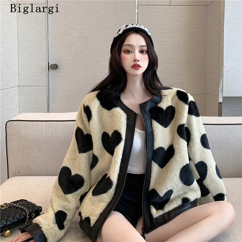 2021 Autumn Winter Coat Women Love Heart Print Fur Jacket south Korea Ins Fashion Stitching Loose Faux Fur Coat Teddy Jackets
2021 Autumn Winter Coat Women Love Heart Print Fur Jacket south Korea Ins Fashion Stitching Loose Faux Fur Coat Teddy Jackets