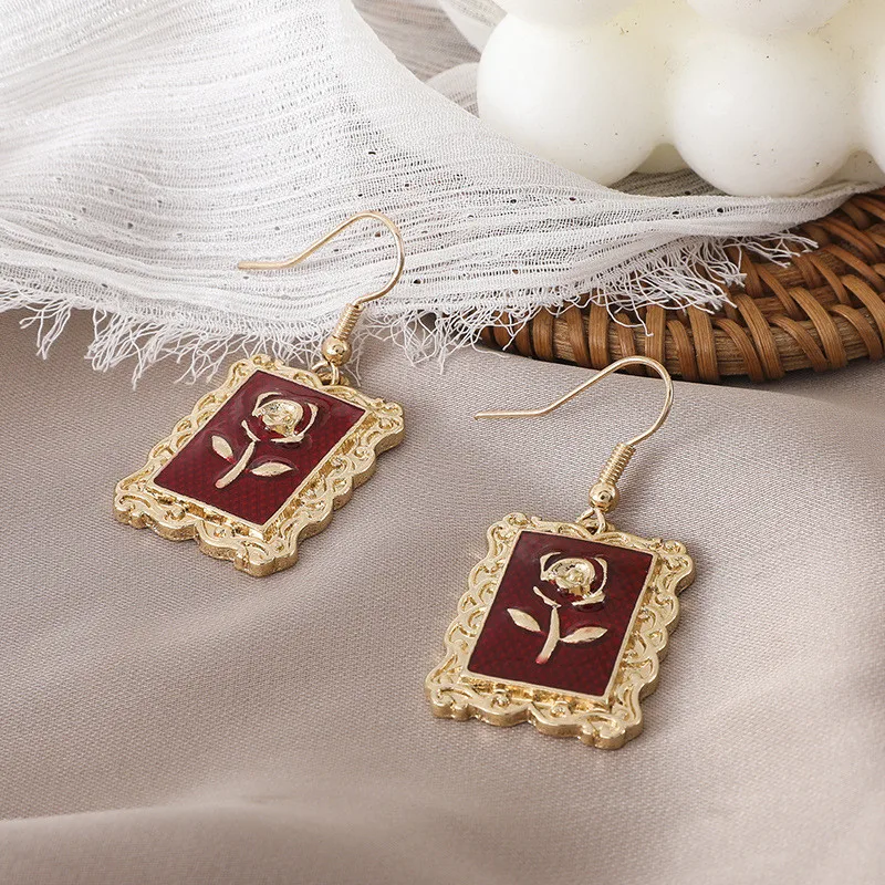 The new 2020 palace baroque temperament contracted wind restoring ancient ways red glaze frame rose earrings
The new 2020 palace baroque temperament contracted wind restoring ancient ways red glaze frame rose earrings