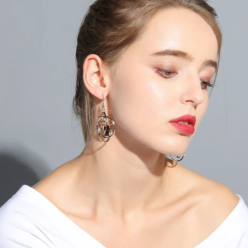 The new 2021 Luxury temperament creative jewelry high-end elegant geometric round wedding party female personality earrings
The new 2021 Luxury temperament creative jewelry high-end elegant geometric round wedding party female personality earrings