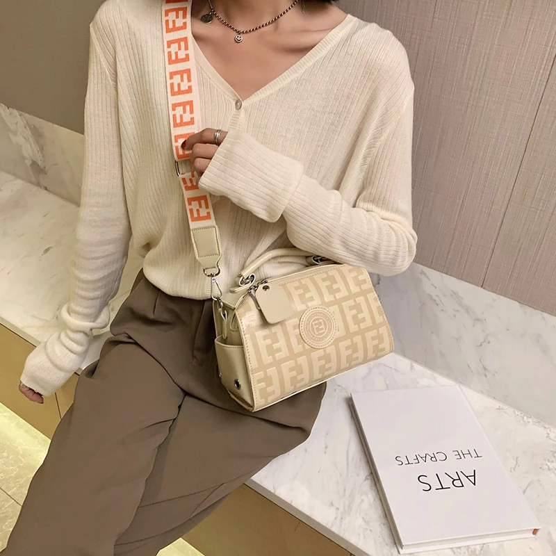 Luxury Retro Letter Handbag Woman Personality Wide Shoulder Strap Messenger Bag Designer Leather Satchels Crossbody Pack 2021
Luxury Retro Letter Handbag Woman Personality Wide Shoulder Strap Messenger Bag Designer Leather Satchels Crossbody Pack 2021