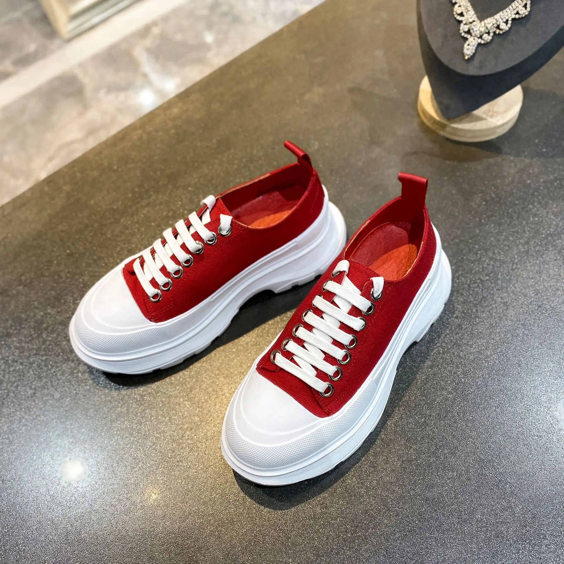 The New Platform Canvas Shoes Women Increased Wild Platform Muffin Lace Sports Shoes
The New Platform Canvas Shoes Women Increased Wild Platform Muffin Lace Sports Shoes