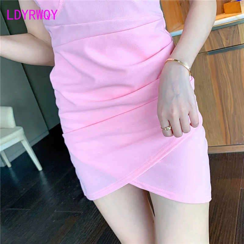 LDYRWQY 2021 summer new temperament sexy one-word neckline low-bust back slim body slits wrap buttock dress 
LDYRWQY 2021 summer new temperament sexy one-word neckline low-bust back slim body slits wrap buttock dress