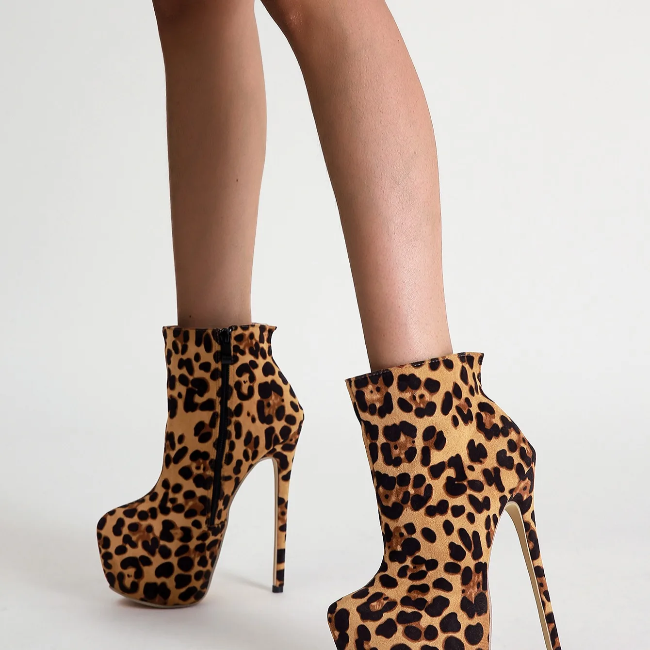 LTARTA Sexy Leopard Print High Heel Nude Boots Winter New Suede Women's Short Boots Round Toe Platform Ankle Boots Women ZL
LTARTA Sexy Leopard Print High Heel Nude Boots Winter New Suede Women's Short Boots Round Toe Platform Ankle Boots Women ZL