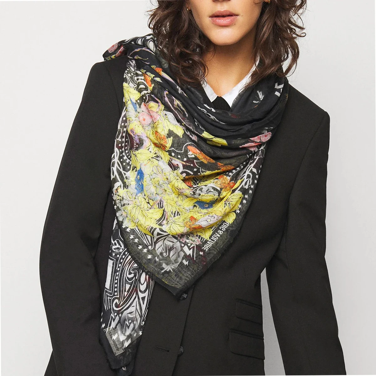 Pirate Hippie Animal Tassel Trim Square Scarf Woman Floral Dot Wolf Head Butterfly Print Casual Vintage Female Large Shawls
Pirate Hippie Animal Tassel Trim Square Scarf Woman Floral Dot Wolf Head Butterfly Print Casual Vintage Female Large Shawls