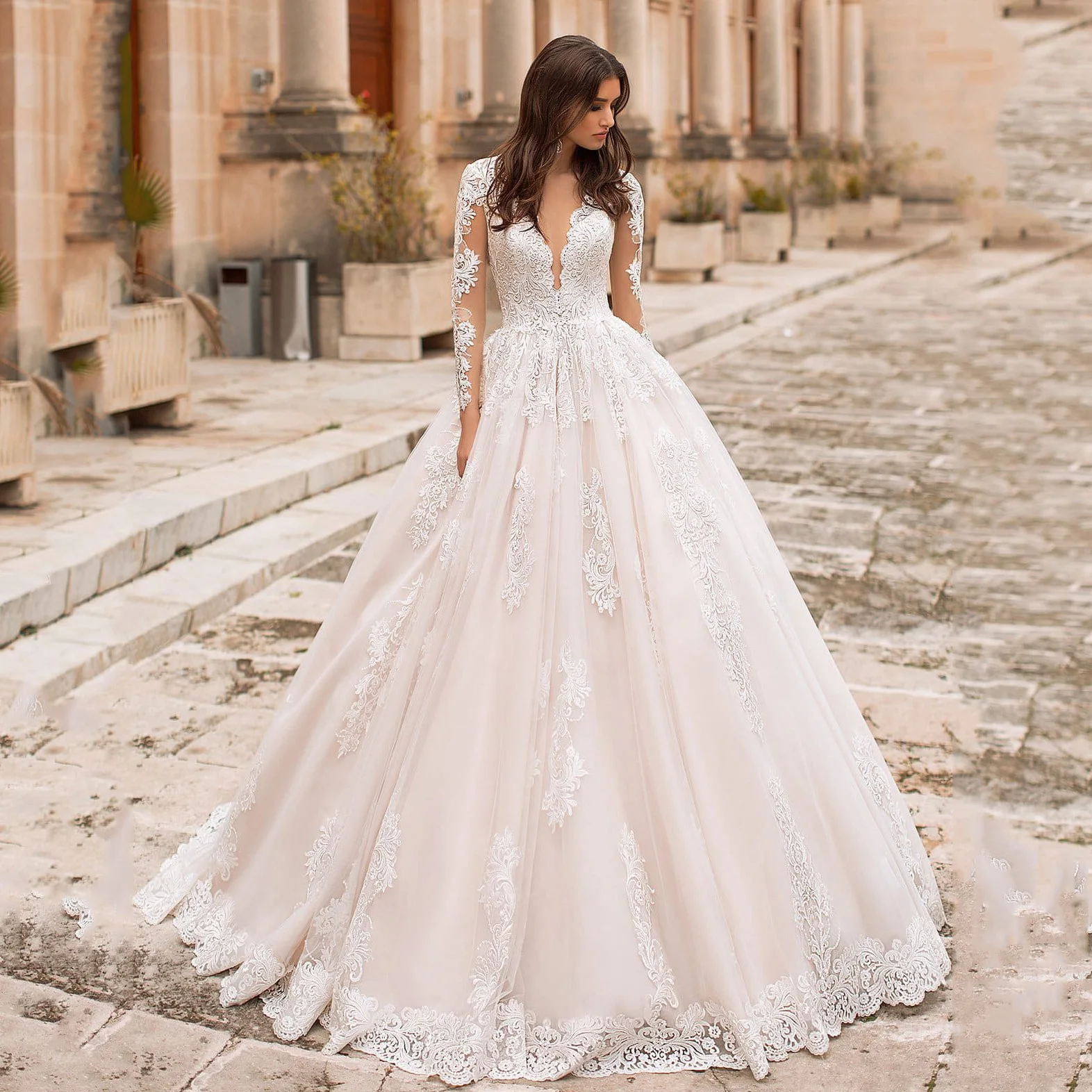 Boho Sexy V neck Tulle Ball Gown Long Sleeve Wedding Dresses Appliques Lace Custom Made Bridal Gowns Button Back 2020
Boho Sexy V neck Tulle Ball Gown Long Sleeve Wedding Dresses Appliques Lace Custom Made Bridal Gowns Button Back 2020