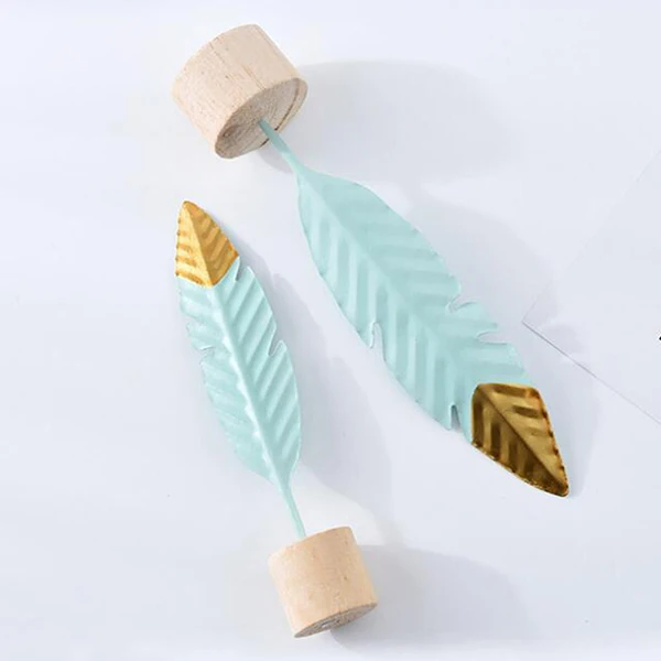Iron Feather Shape Ornaments Metal Office Artist Bookroom Desktop Decoration Props Home Decoration.
Iron Feather Shape Ornaments Metal Office Artist Bookroom Desktop Decoration Props Home Decoration.