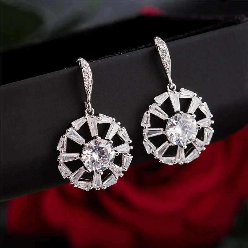 Lucky Disc Earrings Hollow out Special-Interest Design Copper Material Inlaid Zircon Light Luxury New Women's Earrings
Lucky Disc Earrings Hollow out Special-Interest Design Copper Material Inlaid Zircon Light Luxury New Women's Earrings