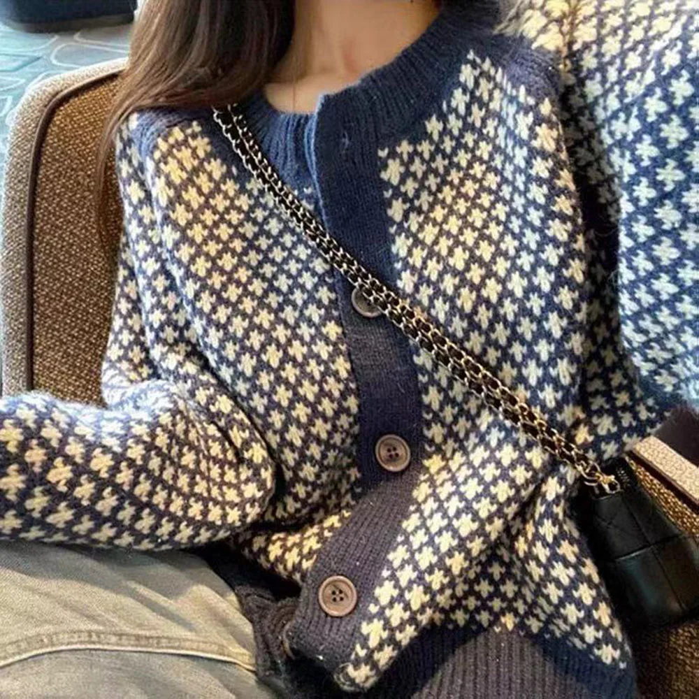 2021 Women's Fall New Sweater Cardigan Casual Lazy Style Houndstooth Retro Slim Straight Long Sleeve Contrast Round Neck Top
2021 Women's Fall New Sweater Cardigan Casual Lazy Style Houndstooth Retro Slim Straight Long Sleeve Contrast Round Neck Top