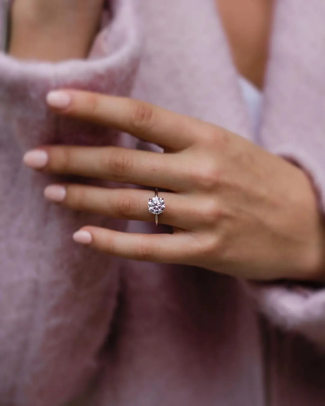 JOVOVASMILE 18k rose gold Rings 8.5mm round cut modern white 2.5 carat center (1 ratio) Moissanite Ring Women Wedding Ring
JOVOVASMILE 18k rose gold Rings 8.5mm round cut modern white 2.5 carat center (1 ratio) Moissanite Ring Women Wedding Ring
