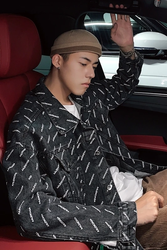 2019 Spring And Autumn New Letter Printing Denim Shirt Loose Korean Version Of The Lapel Ulzzang Jacket Black / Blue M-2XL
2019 Spring And Autumn New Letter Printing Denim Shirt Loose Korean Version Of The Lapel Ulzzang Jacket Black / Blue M-2XL