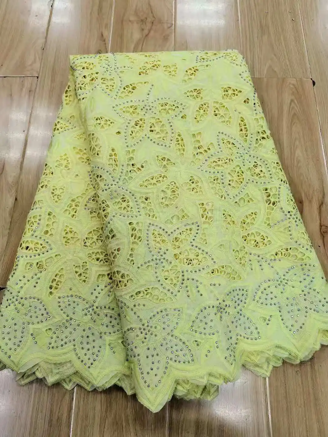 White African Cotton Lace Fabric High Quality Nigerian Lace Fabric Stone Swiss Voile Lace In Switzerland For Women Party
White African Cotton Lace Fabric High Quality Nigerian Lace Fabric Stone Swiss Voile Lace In Switzerland For Women Party