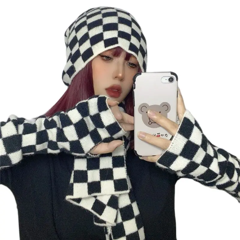 Checkerboard hat three-piece female winter black and white plaid Korean version of all-match warm scarf gloves
Checkerboard hat three-piece female winter black and white plaid Korean version of all-match warm scarf gloves