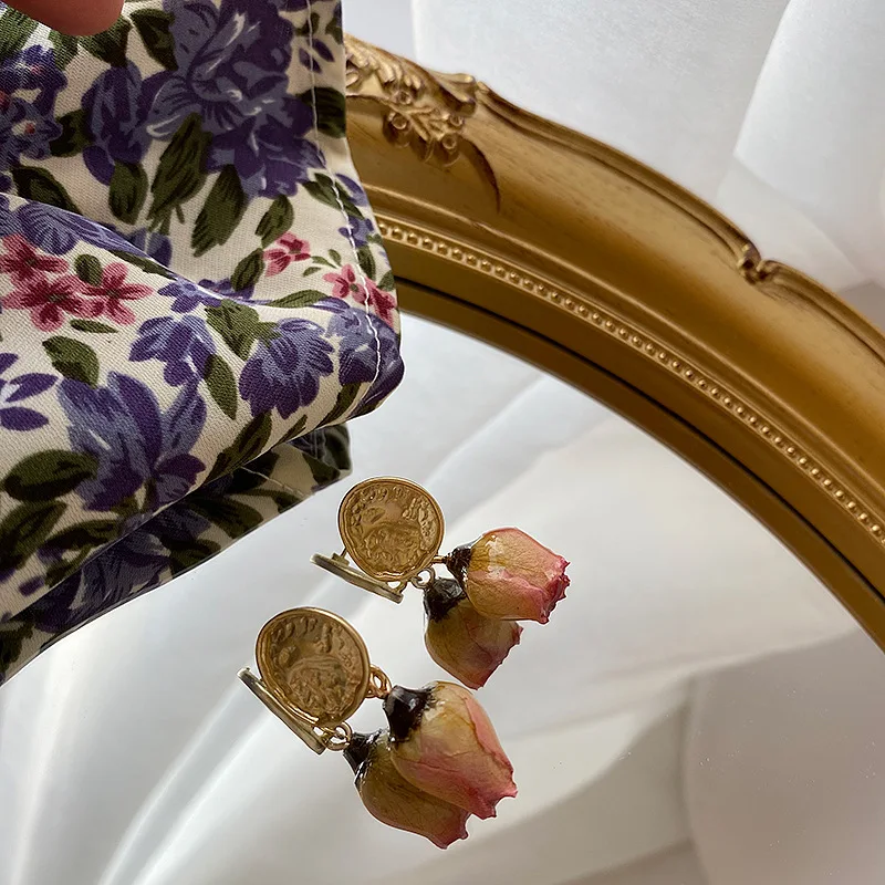 Vintage Elegant Immortal Rose Flower Epoxy Dried Drop Erarings S925 Post Anti-allergy Cute Gold Coin Rose Accessories For Women
Vintage Elegant Immortal Rose Flower Epoxy Dried Drop Erarings S925 Post Anti-allergy Cute Gold Coin Rose Accessories For Women
