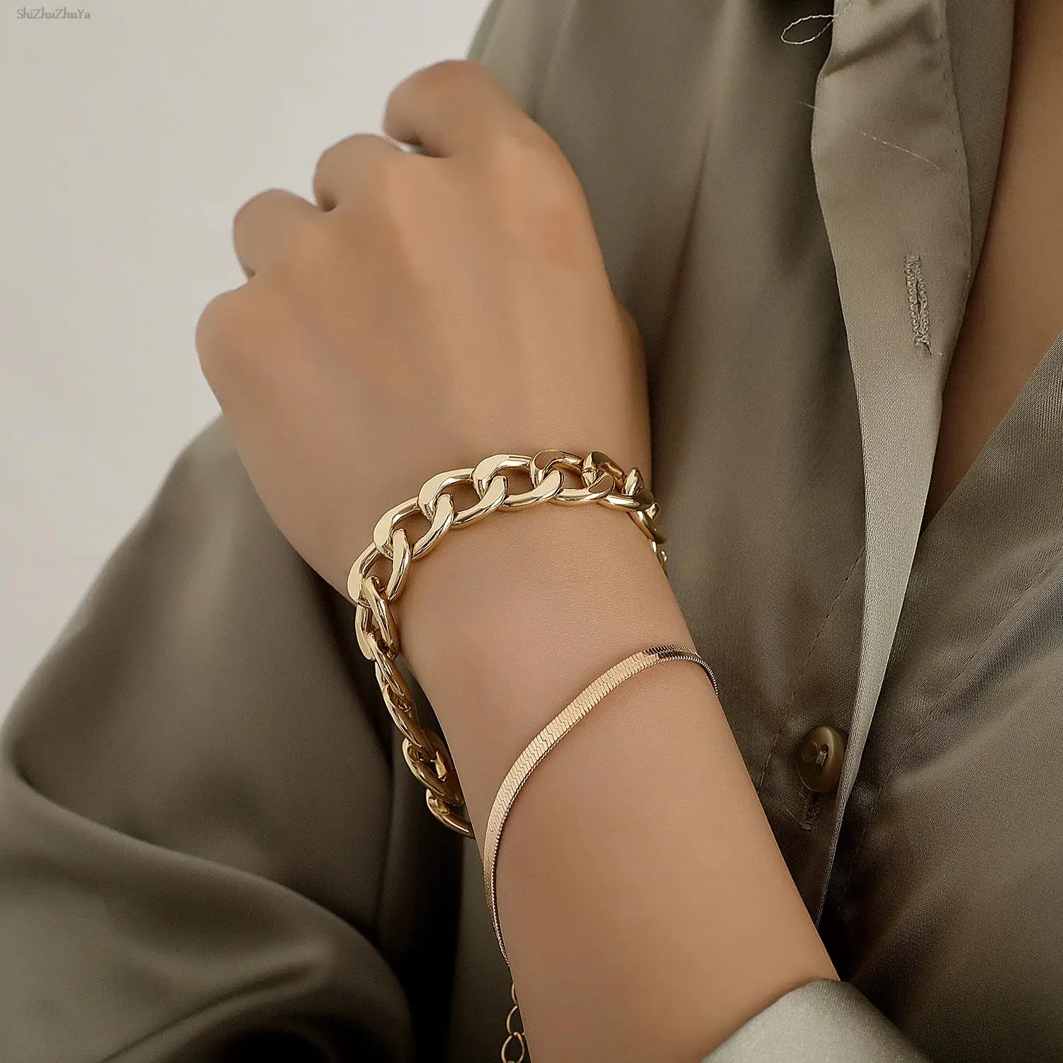 Retro exaggerated aluminum alloy snake bone chain bracelet punk wild street shooting metal thick chain ladies party accessories
Retro exaggerated aluminum alloy snake bone chain bracelet punk wild street shooting metal thick chain ladies party accessories