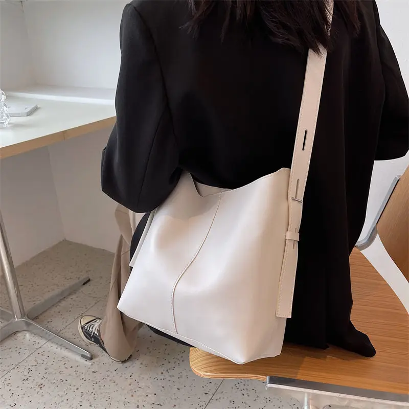 Underarm Bag Tote Women Bag Shoulder Bag Female Designer Handbag Retro High Capacity Simple PU Leather Simple Fashion 2021 New
Underarm Bag Tote Women Bag Shoulder Bag Female Designer Handbag Retro High Capacity Simple PU Leather Simple Fashion 2021 New