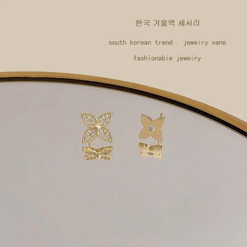 New Personality Four Leaf Earrings Micro Inlaid Zircon Women Asymmetric Creative Delicate Beautiful Fashion Earrings
New Personality Four Leaf Earrings Micro Inlaid Zircon Women Asymmetric Creative Delicate Beautiful Fashion Earrings