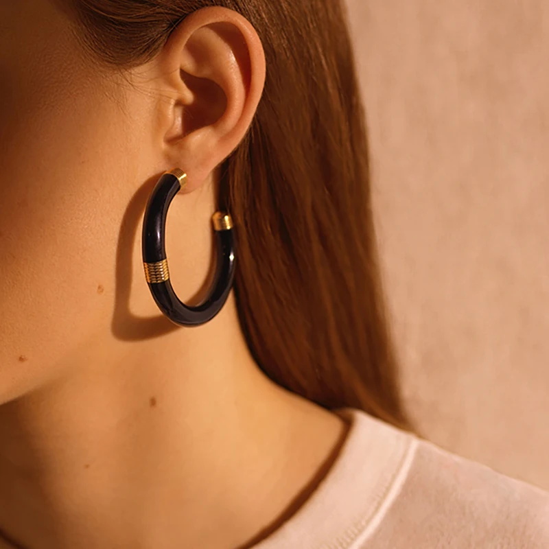 Ins black and white niche high-end enamel process real gold plated retro circle temperament earrings autumn and winter
Ins black and white niche high-end enamel process real gold plated retro circle temperament earrings autumn and winter