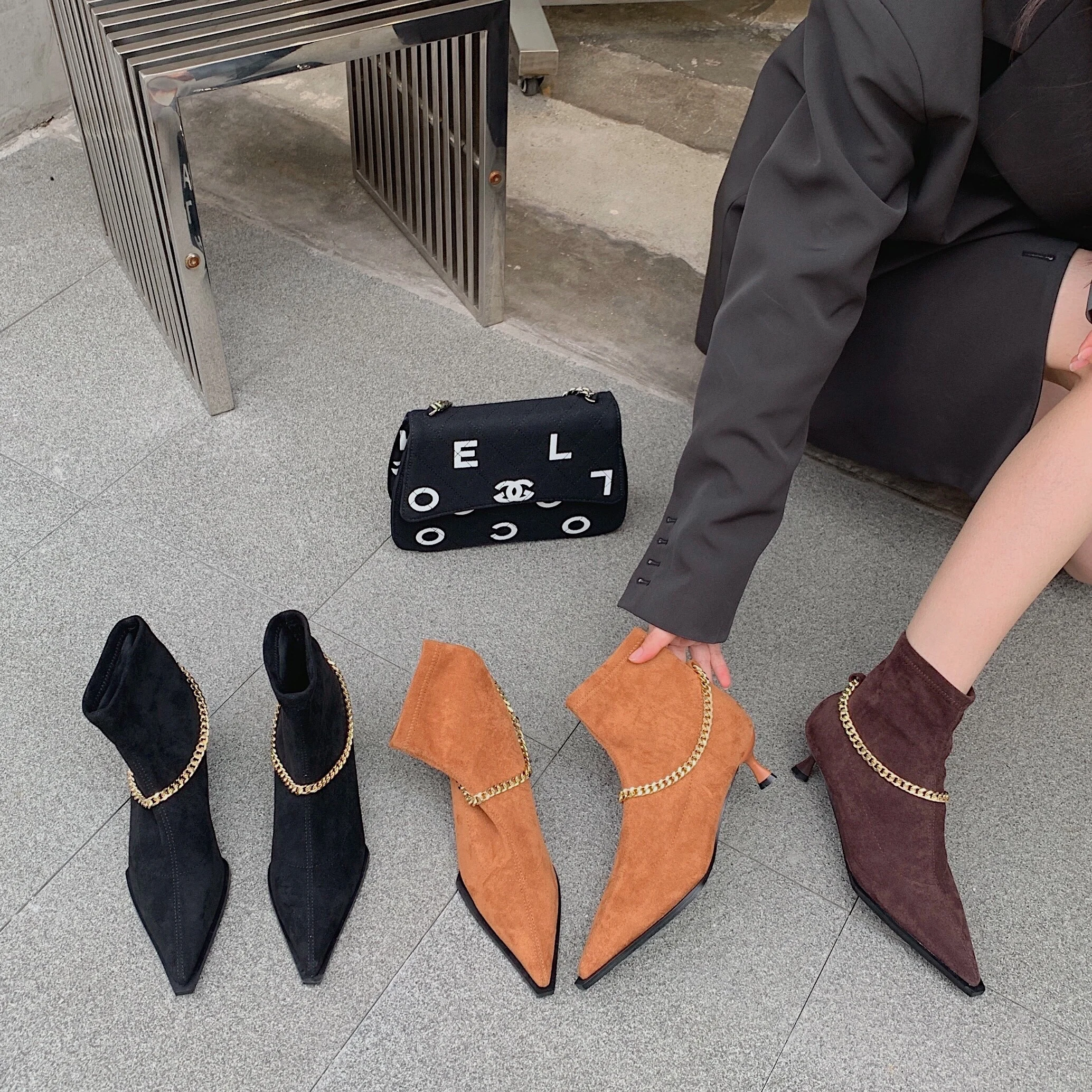 2021 fashion temperament pointed toe stilettos chain European and American style female autumn and winter short high heel boots
2021 fashion temperament pointed toe stilettos chain European and American style female autumn and winter short high heel boots