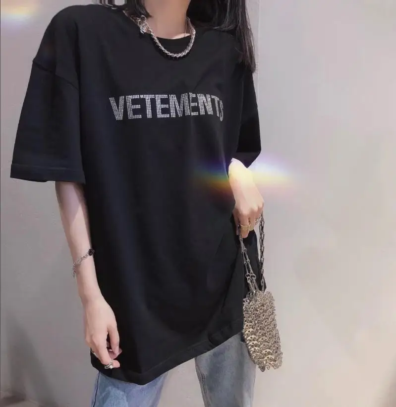 2021 Big logo Hot drilling Vetements Women Men T-Shirts 1:1 High quality Oversize 280g Combed Cotton Vetements Tees VTM T shirt
2021 Big logo Hot drilling Vetements Women Men T-Shirts 1:1 High quality Oversize 280g Combed Cotton Vetements Tees VTM T shirt