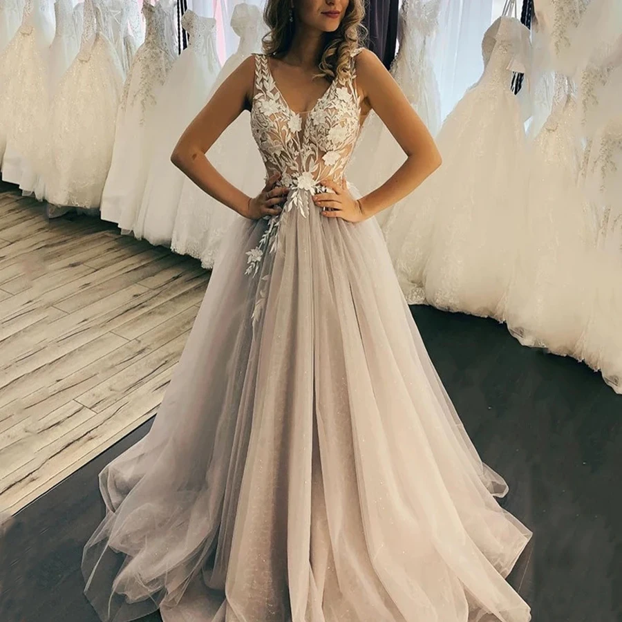 2021 Tulle V Neck Wedding Dress Ivory Lace Applique Sexy SleeveLess Backless Sweep Train Sequined Color Bridal Gown
2021 Tulle V Neck Wedding Dress Ivory Lace Applique Sexy SleeveLess Backless Sweep Train Sequined Color Bridal Gown