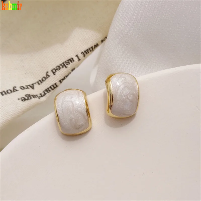 Kshmir Gold Earring Fashionable Geometrical Metallic Earring Contracted C - Shape Nail Type Earring Korean Style Women Earrings
Kshmir Gold Earring Fashionable Geometrical Metallic Earring Contracted C - Shape Nail Type Earring Korean Style Women Earrings