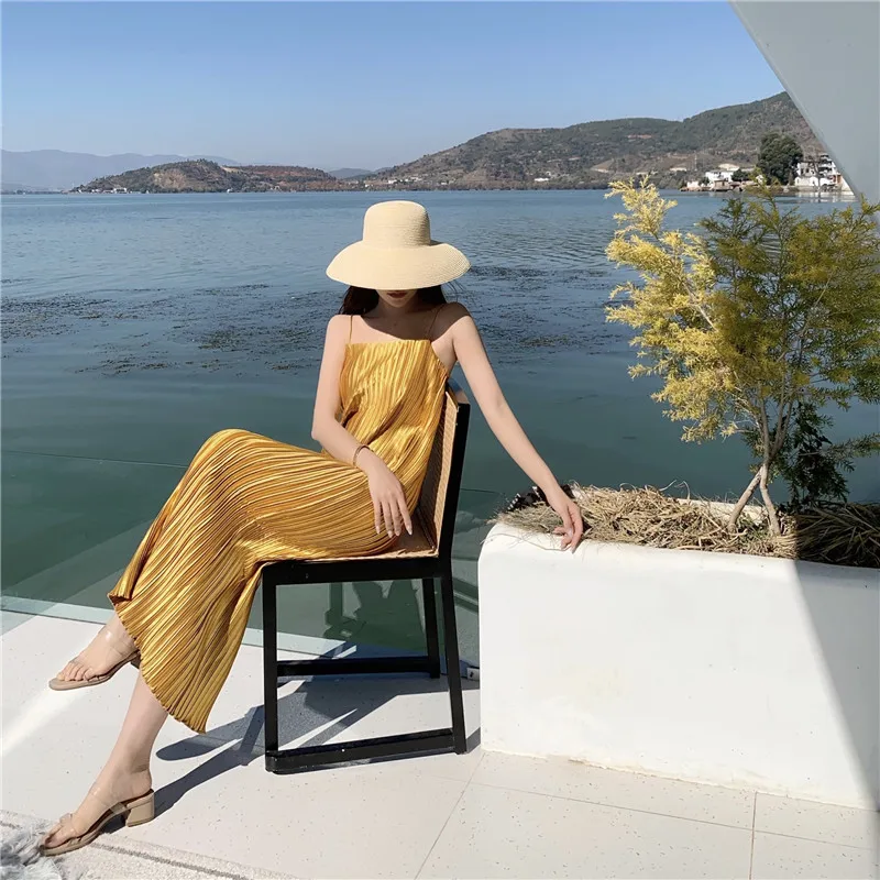 Satin pleated midi sling dress sexy elegant summer 2022 new Korean robe Bohemia Black white holiday jurk
Satin pleated midi sling dress sexy elegant summer 2022 new Korean robe Bohemia Black white holiday jurk