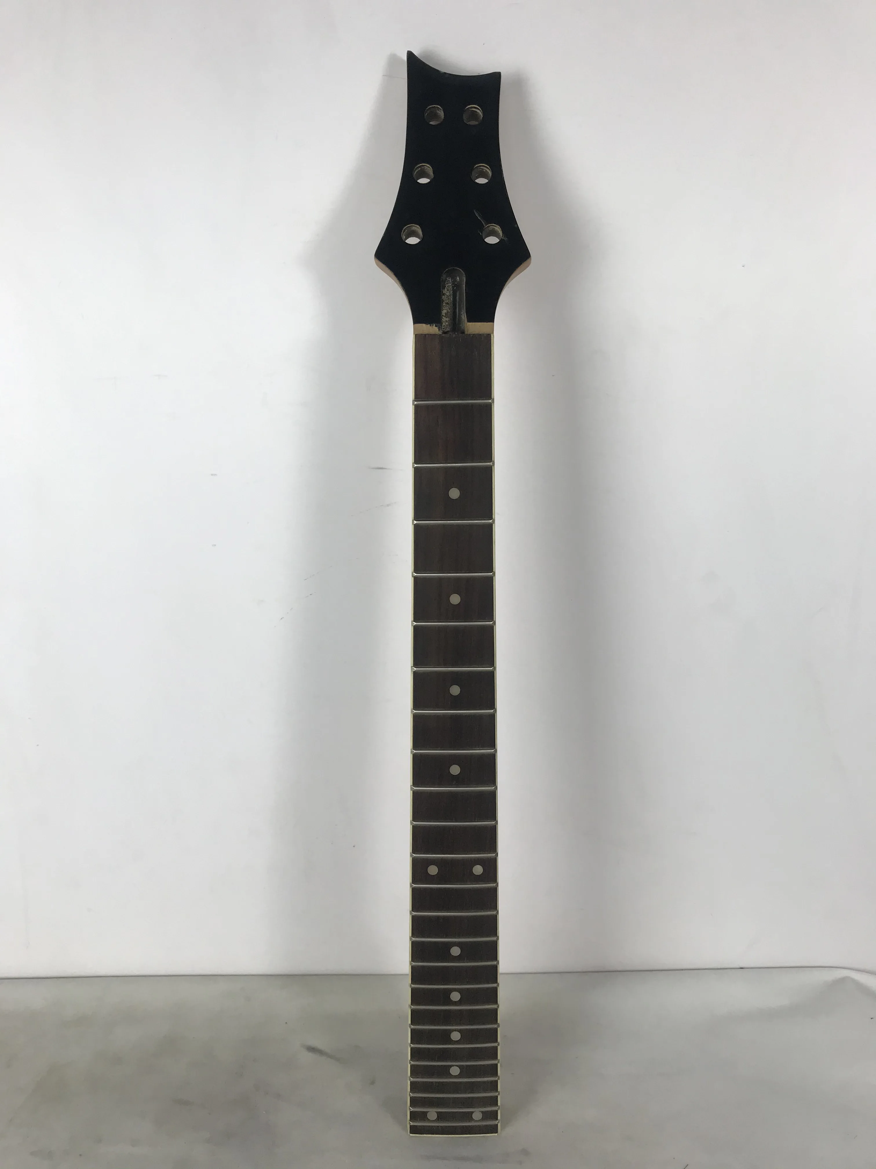 Stock Defective Electric Guitar Neck 24 Fret Wooden Fingerboard 5.6cm Pocket Width Neck Parts Replacement Guitar Accessories
Stock Defective Electric Guitar Neck 24 Fret Wooden Fingerboard 5.6cm Pocket Width Neck Parts Replacement Guitar Accessories
