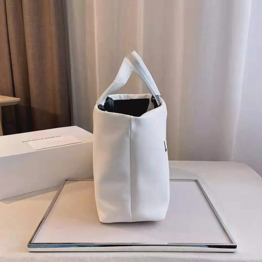 Luxury designer new fashion high-end luxury simple pure white leather 2C printing logo ladies shoulder bag handbag shopping bag 
Luxury designer new fashion high-end luxury simple pure white leather 2C printing logo ladies shoulder bag handbag shopping bag