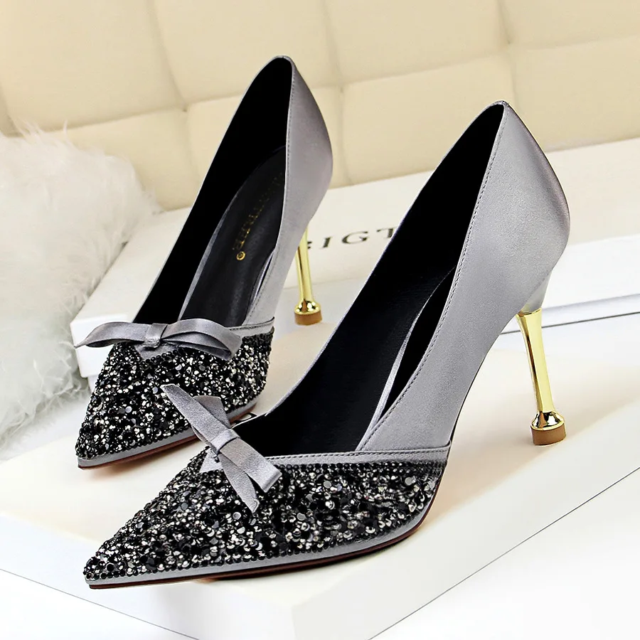 Korean Fashion Metal with Thin Heeled High-Heel Silk Fabrics Shallow Mouth Pointed Sequin Man-made Diamond Bow WOMEN'S Shoes
Korean Fashion Metal with Thin Heeled High-Heel Silk Fabrics Shallow Mouth Pointed Sequin Man-made Diamond Bow WOMEN'S Shoes