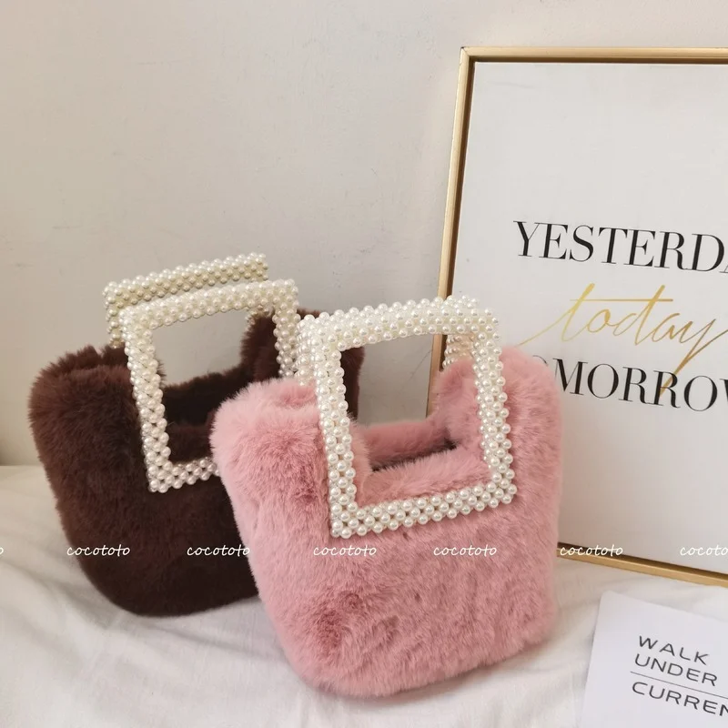Faux Rabbit Fur Pearls Top Handle Women Handbags Winter Soft Plush Crossbody Bags For Women Fashion Chain Plush Shoulder Bag New
Faux Rabbit Fur Pearls Top Handle Women Handbags Winter Soft Plush Crossbody Bags For Women Fashion Chain Plush Shoulder Bag New