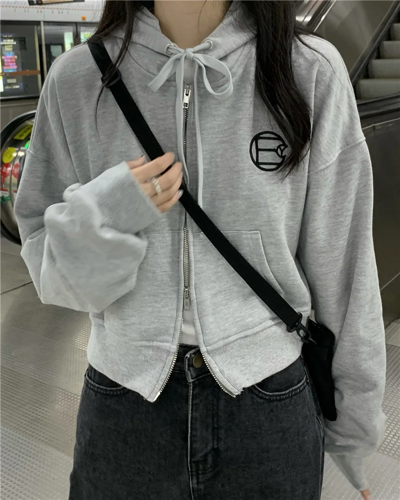 Короткий свитер с капюшоном и вышивкой на двойной молнии, женский осенний кардиган с длинным рукавом, жакет
Короткий свитер с капюшоном и вышивкой на двойной молнии, женский осенний кардиган с длинным рукавом, жакет