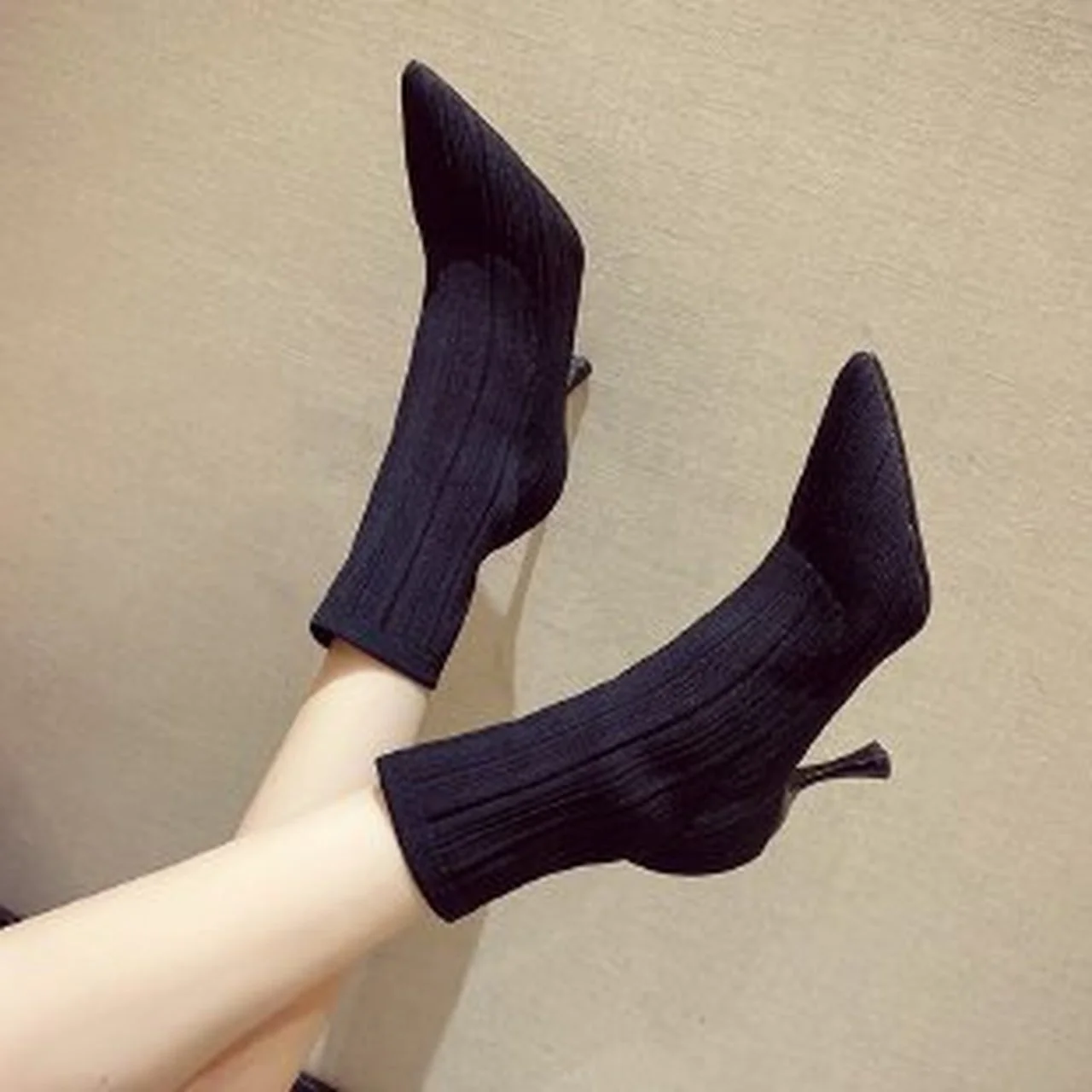 Pointed toe knitting stretch short boots Women Fashion thin high heels ankle botas Female Sexy sock boots 2021 Runway shoes 
Pointed toe knitting stretch short boots Women Fashion thin high heels ankle botas Female Sexy sock boots 2021 Runway shoes