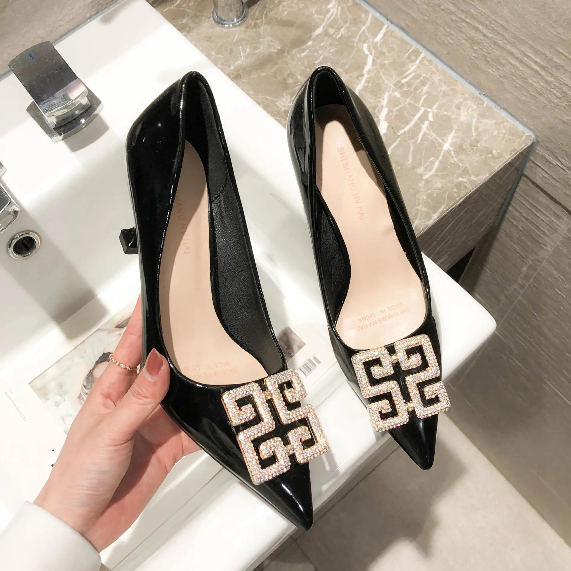 Prom Evening Shoes office shoes Women Lady Black red Patent Leather Poined Toes Crystal Rhinestone high heels shoes pumps
Prom Evening Shoes office shoes Women Lady Black red Patent Leather Poined Toes Crystal Rhinestone high heels shoes pumps